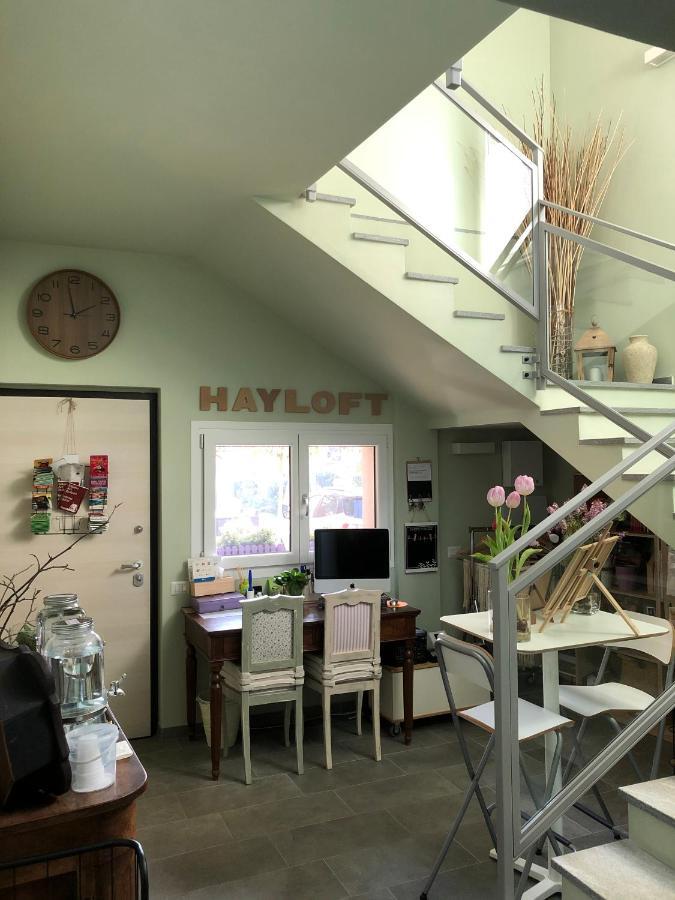 Hayloft Bed & Breakfast Корнаредо Екстериор снимка